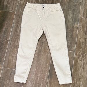 Chic Off-White Cropped Jeans